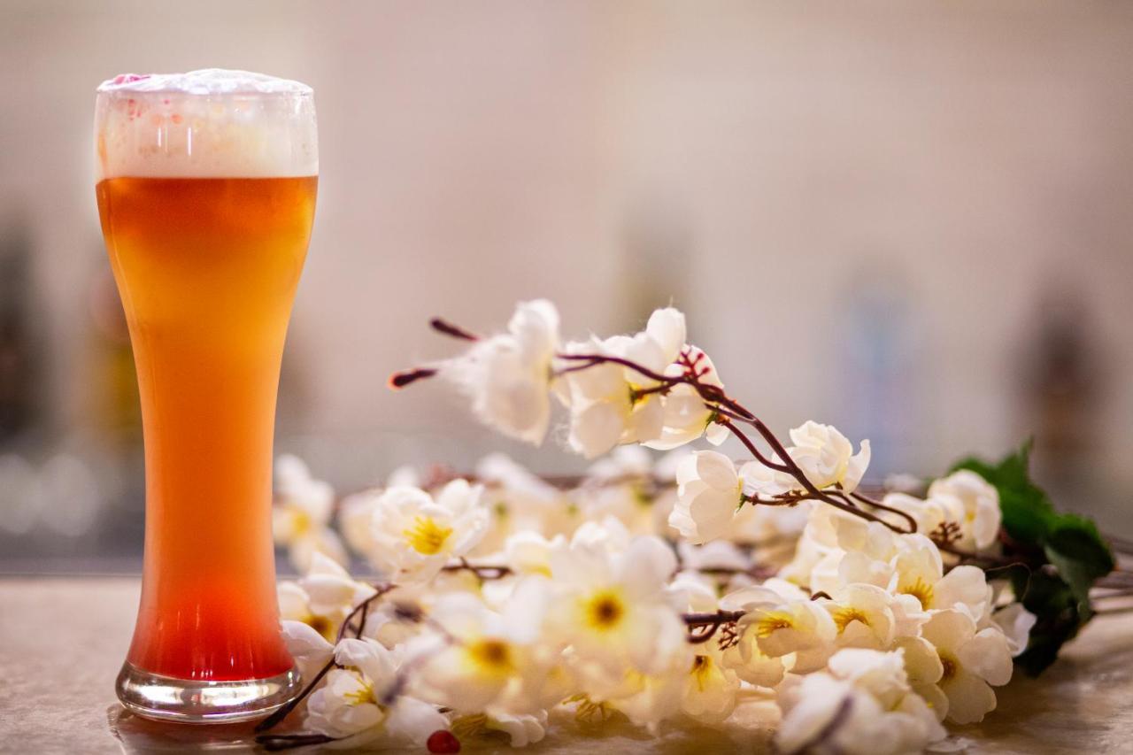 Ambassador, New Delhi - Ihcl Seleqtions Hotel Exterior photo A glass of beer