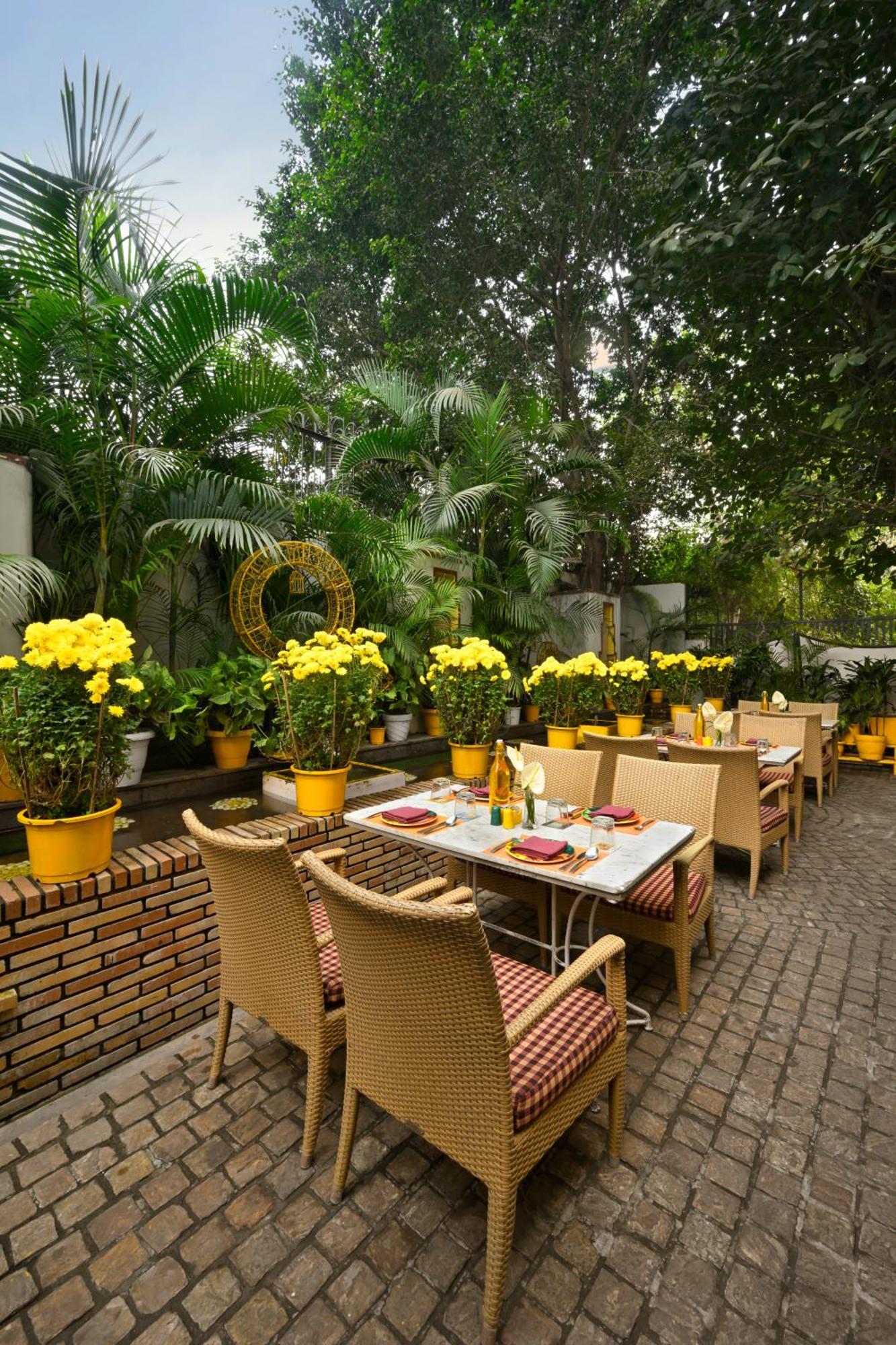 Ambassador, New Delhi - Ihcl Seleqtions Hotel Exterior photo The Garden Grille