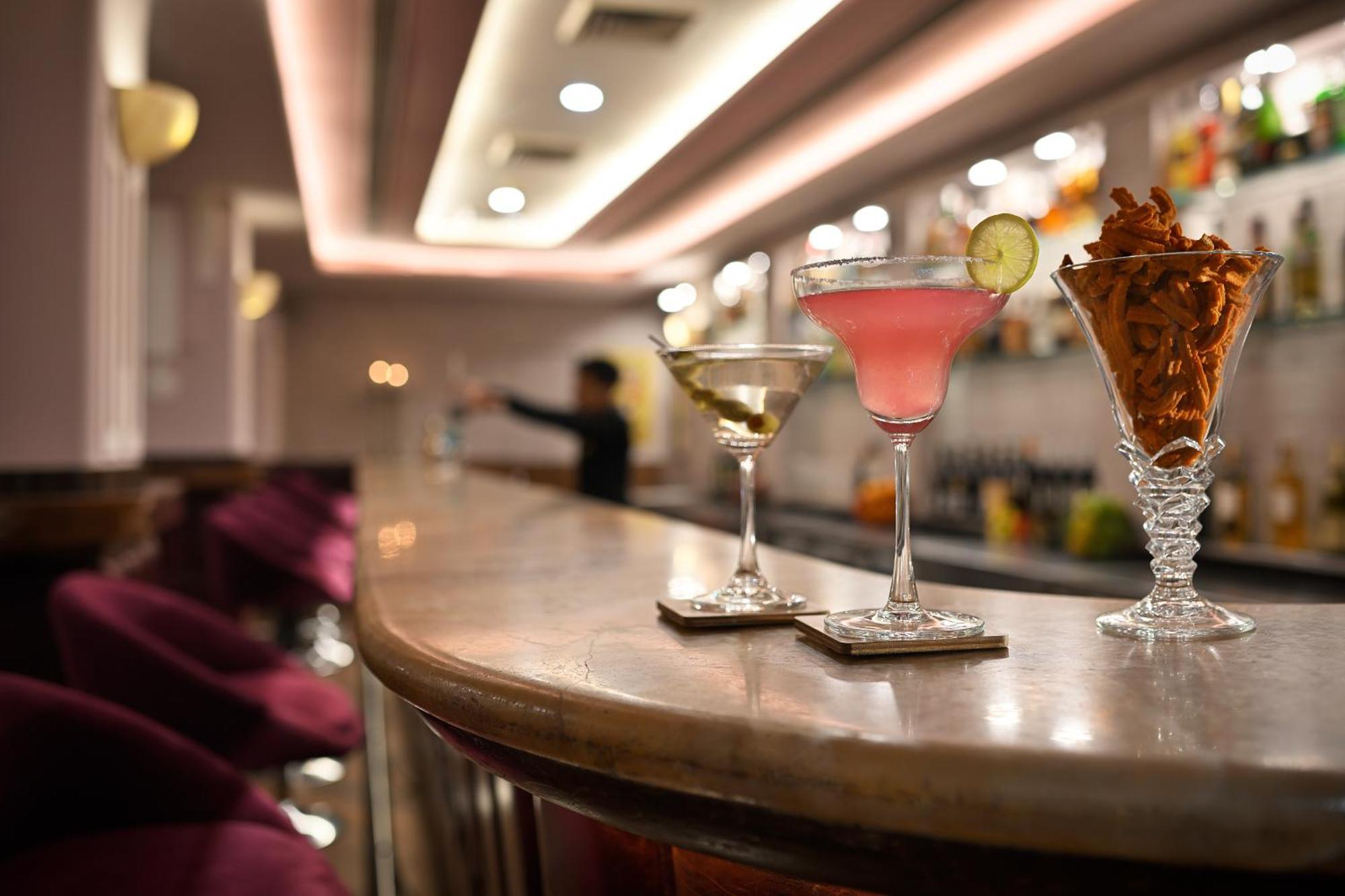Ambassador, New Delhi - Ihcl Seleqtions Hotel Exterior photo The bar at the hotel