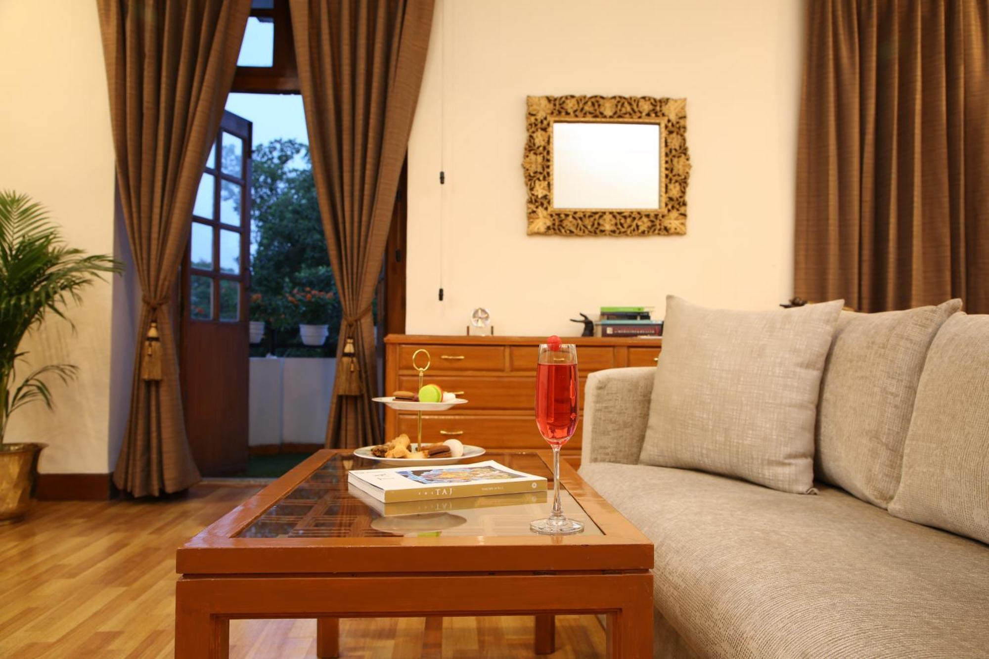 Ambassador, New Delhi - Ihcl Seleqtions Hotel Exterior photo A living room